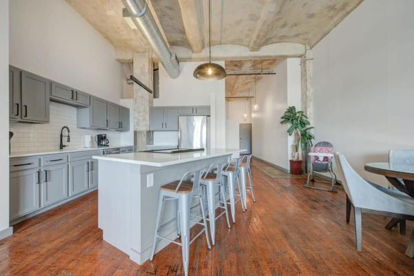 2BR 2BA Spacious Historic Loft With Gym by ENVITAE, Kansas City
