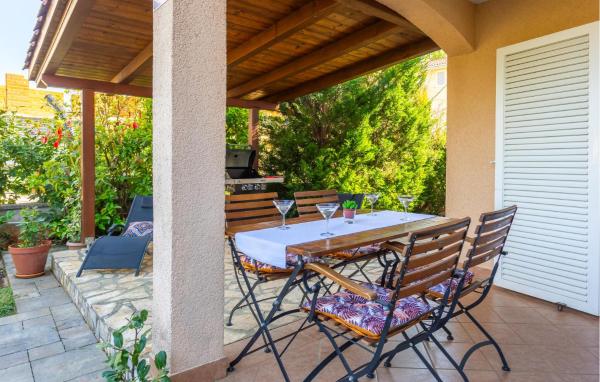 Amazing Apartment In Vantacici - Njivice