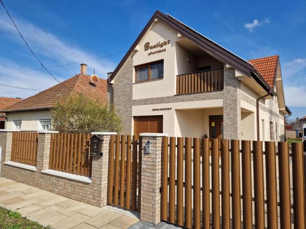 På billedet ses objektet Sunlight apartman beliggende i byen Gyula.