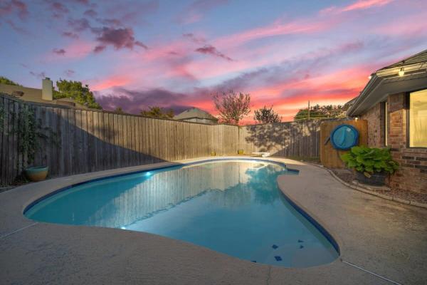 Na foto é possível ver o objeto 5BD-3BA Bright & Cheerful Backyard Pool Retreat localizado na cidade de Richardson.
