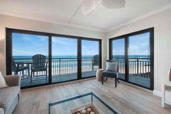Apartamento con vistas al mar — 111 m² - Oceanfront with pool & beach access located on the no-drive beach!