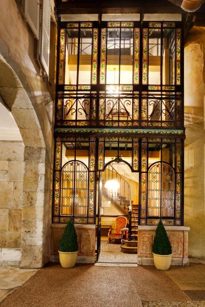 Na zdjęciu widoczny jest obiekt Logis Hôtel Belle Epoque położony w mieście Beaune.