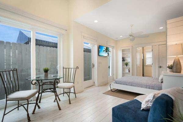 Photo 4 : Mod Studio - 100 Steps to the Beach, Pets OK, Private Deck!