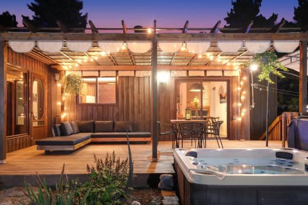 На фото показан объект Xanadu - Zen waterfront retreat on Upper Rideau, расположенный в городе Crosby.