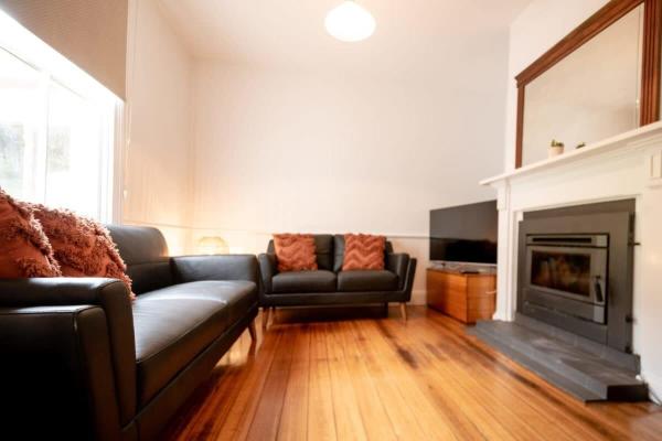 Kuvassa näkyy kohde Minutes from the CBD Cafes and Cataract Gorge, joka sijaitsee kaupungissa Royal Park.