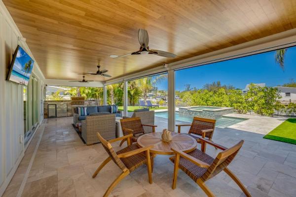 En la foto se muestra el objeto Come Sail A Bay, canal front with dock, 3 beds and 3 baths, single level ubicado en la ciudad de Holmes Beach.