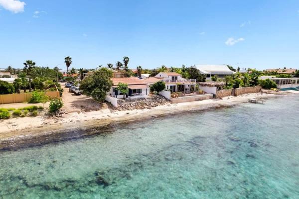 Pixel Paradise Oceanfront Villa with Stunning Views, Kralendijk