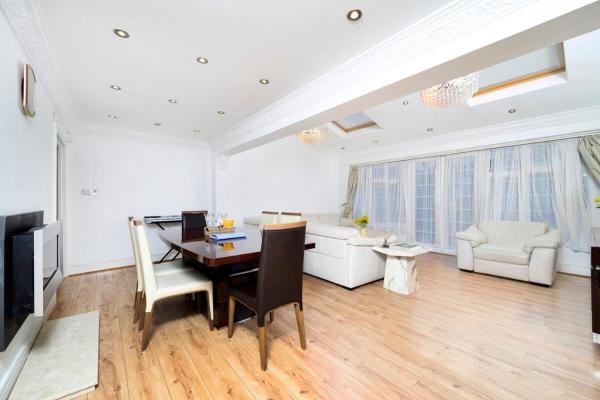 Zdjęcie 3: Chic 3BR Home - Eats and Sights Closeby
