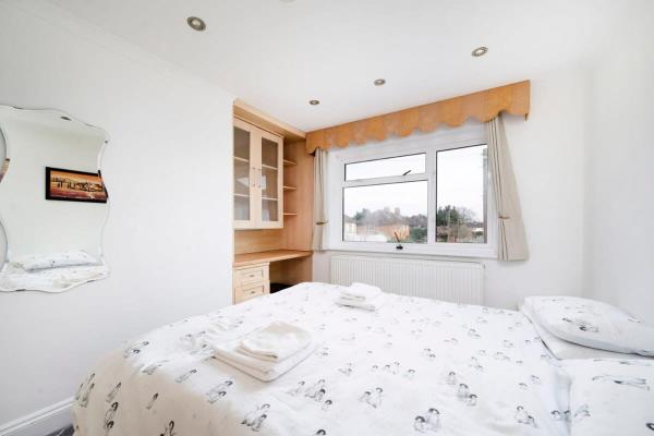 Zdjęcie 9: Chic 3BR Home - Eats and Sights Closeby