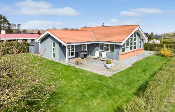 På bilden syns objektet Nice Home In Juelsminde With Kitchen som ligger i staden Juelsminde.