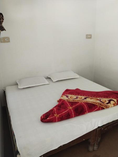 A la foto es mostra l'objecte Hotel Shri Gyandeep situat a la ciutat de Dharāsu.