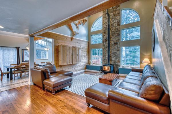 A la foto es mostra l'objecte Rustic Elegance 7 Bedrms 4 bath Cathedral Ceilings situat a la ciutat de Kodiak.