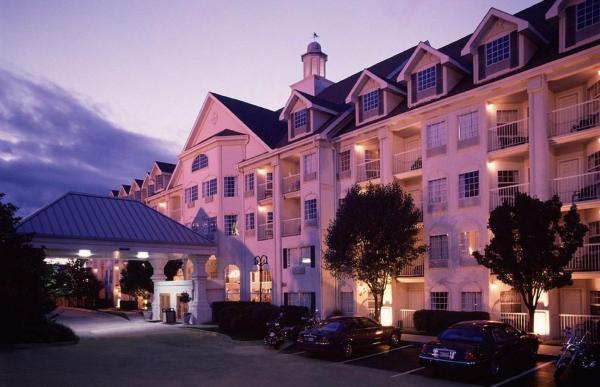 The photo shows the Hotel Grand Victorian located in the city of Branson.