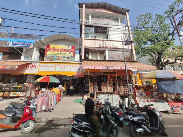 På billedet ses objektet Hotel The Shivraat beliggende i byen Rishikesh.