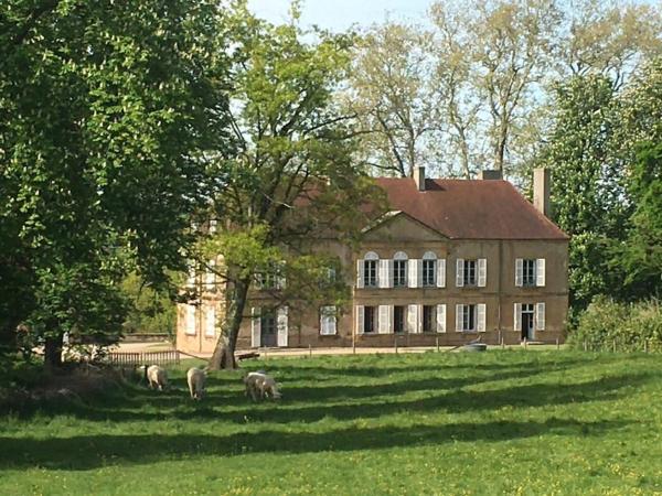 A la foto es mostra l'objecte Maison au milieu d'un parc situat a la ciutat de Lenax.
