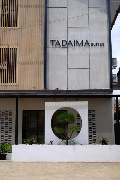 写真にはSamangraja市にあるTadaima Suites Cilegonが写っています。