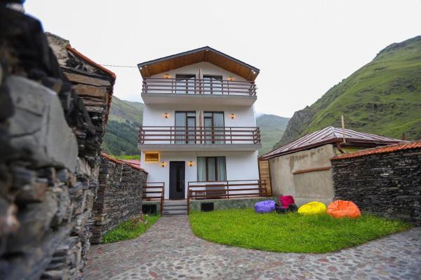 照片显示了位于Akhalts'ikhe市的Sno Inn Cottage物件。