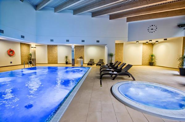 Na fotografii je vidět objekt Hotel Zimnik Luksus Natury Spa & Wellness nacházející se ve městě Ostre.