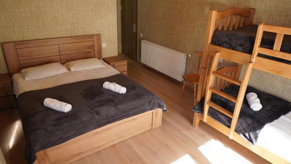 Kuvassa näkyy kohde Archil and Nino Gigauri Guest House, joka sijaitsee kaupungissa Kazbegi.