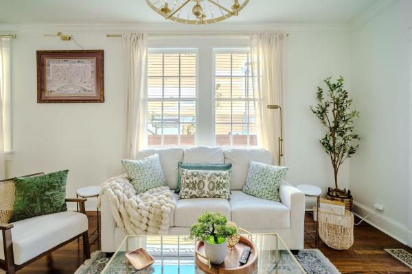 Фотография 3: Chic & Central - Renovated Gem with Gated Parking
