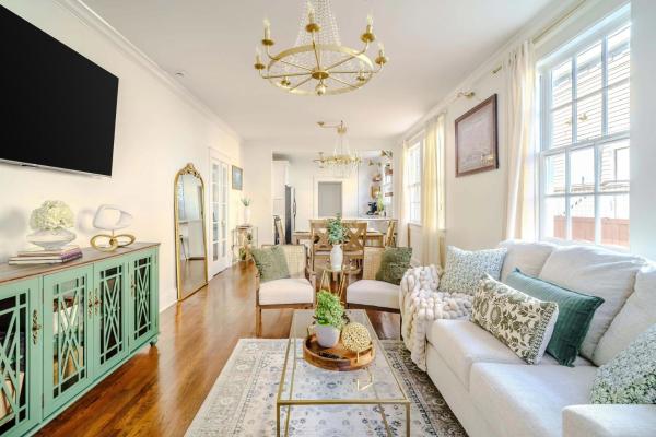 Фотография 4: Chic & Central - Renovated Gem with Gated Parking