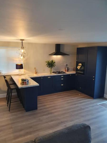 På billedet ses objektet New 3 bedroom apartment by the beach Belmullet. beliggende i byen Derrycorrib.