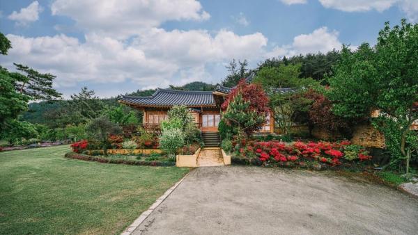 På bildet vises objektet Yeosu Hanulchaeok Pension som ligger i byen Hagŭm.