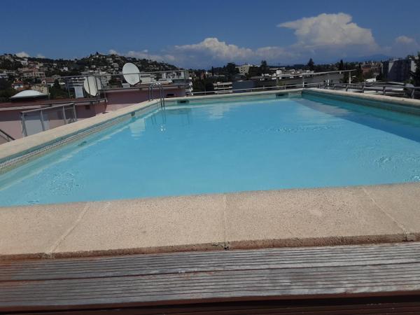 Nella foto è visibile l'oggetto Studio rdj 24 m2 et piscine situato nella città di Vallauris.