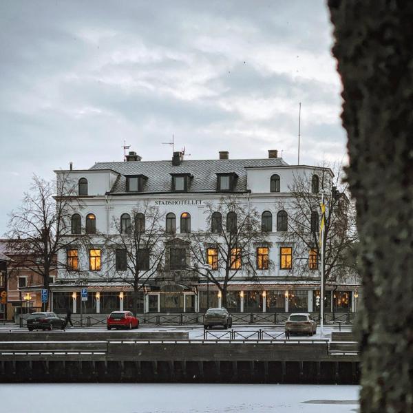 Na zdjęciu widoczny jest obiekt Stadshotellet Lidköping położony w mieście Mellby.