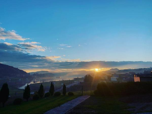 Na zdjęciu widoczny jest obiekt Pokoje nad jeziorem - U Joanny położony w mieście Jamna.