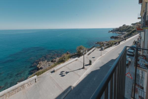 A la foto es mostra l'objecte Tra la Rocca e il mare di Cefalù situat a la ciutat de Cefalù.