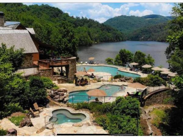 A la foto es mostra l'objecte Bear Lake Reserve MOVIE THEATER and HOT TUB in the Mountains! situat a la ciutat de Tuckasegee.