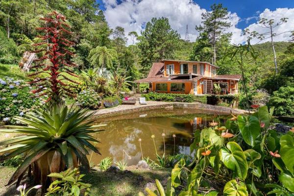 På bildet vises objektet Cabana Boutique na Serra com piscina natural som ligger i byen Petrópolis.