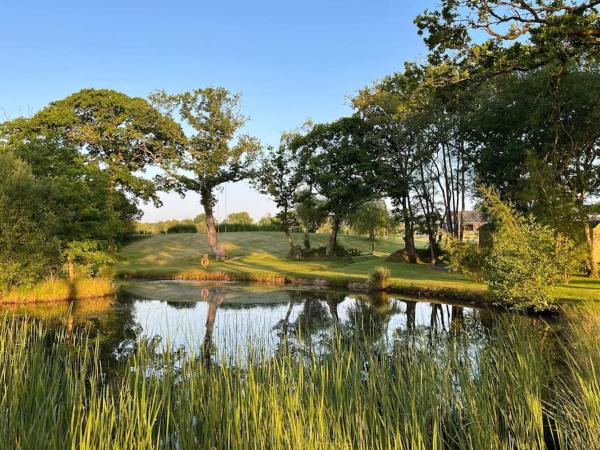 På billedet ses objektet Wild swimming, log burner & fishing lake beliggende i byen Spreyton.