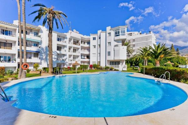 Na fotografii je vidět objekt Las Palmeras nacházející se ve městě Nerja.