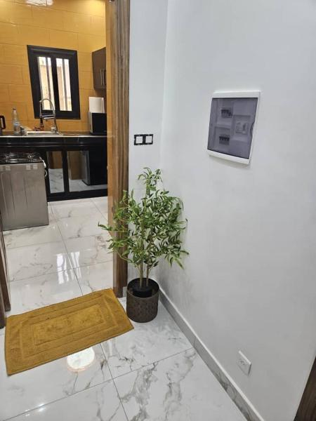 A la foto es mostra l'objecte Studio meublé Dakar Sénégal, Chambre , salon , toilette et cuisine séparés situat a la ciutat de Dakar.