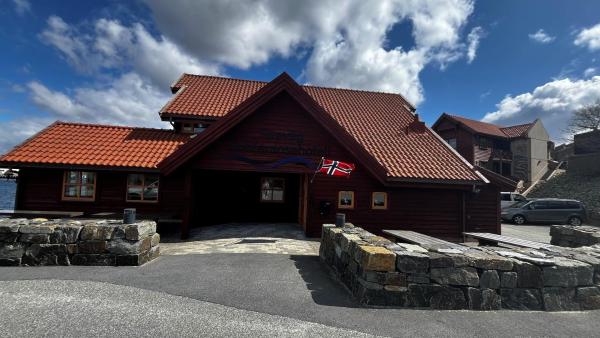 Nella foto è visibile l'oggetto Sirevåg Konferansehotell AS situato nella città di Hellvik.