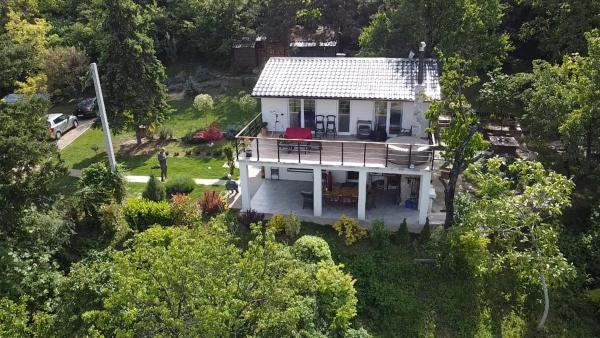 Na fotografii je vidět objekt Honey Spa house nacházející se ve městě Stari Slankamen.