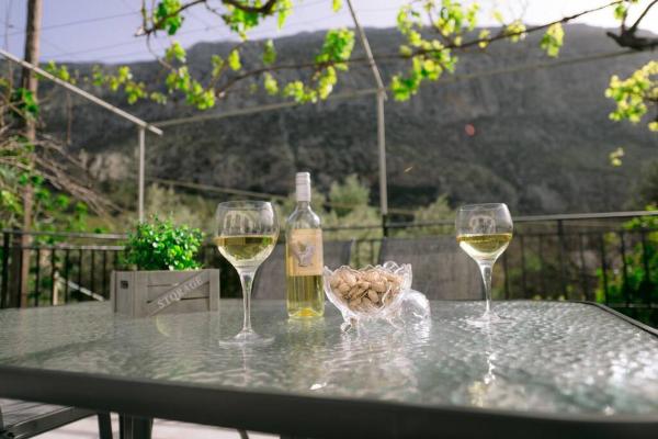 A la foto es mostra l'objecte Arginonta Valley situat a la ciutat de Aryinónda.