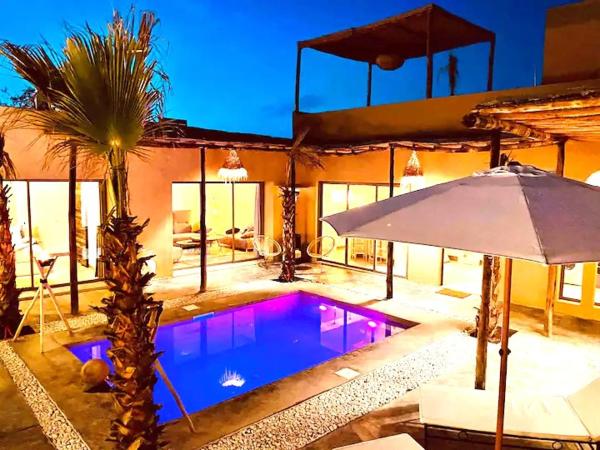 写真にはTagadirt市にあるSuperbe Villa piscine chauffée bali Marrakechが写っています。