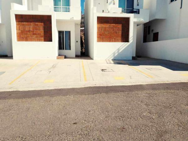 A la foto es mostra l'objecte Condominios Montemar situat a la ciutat de Divisadero.