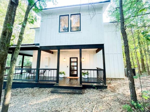 På bildet vises objektet the RISER - BRAND NEW Modern Hideaway in Broken Bow som ligger i byen Broken Bow.