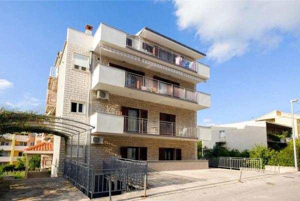 Apartments with a parking space Split - 22800, Spalato (Split)
