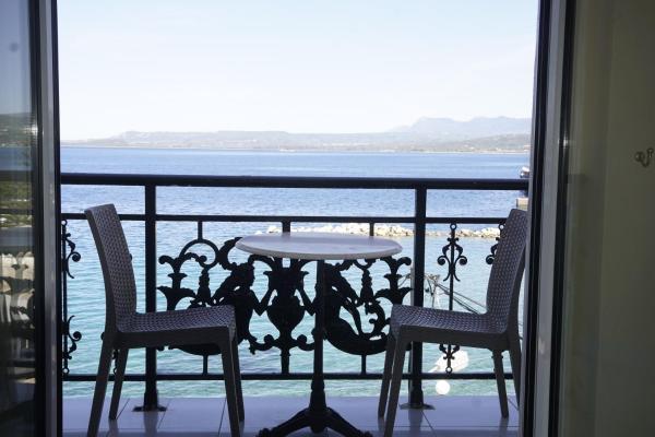 The photo shows the Hotel Miramare located in the city of Pylos.