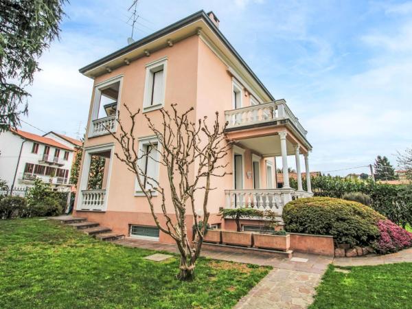 Na zdjęciu widoczny jest obiekt Villa Le Rondini by Interhome położony w mieście Castronno.