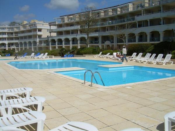 På billedet ses objektet ROYAL PARK La BAULE PISCINES beliggende i byen Mazy.