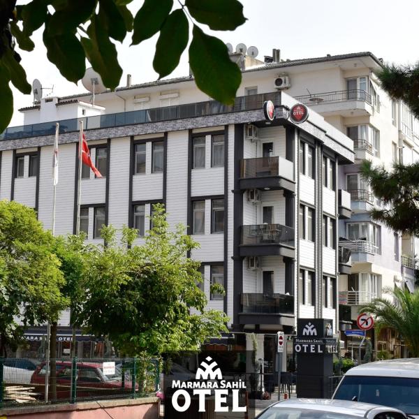 The photo shows the Marmara Sahil Otel located in the city of Kâzımiye.