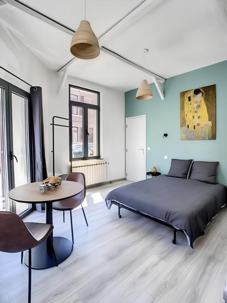 A la foto es mostra l'objecte La Licorne, grand studio chaleureux situat a la ciutat de Amiens.