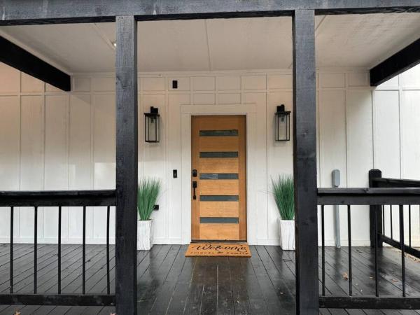 På bildet vises objektet The New Romantic Moonlight Dream Cabin! som ligger i byen Broken Bow.
