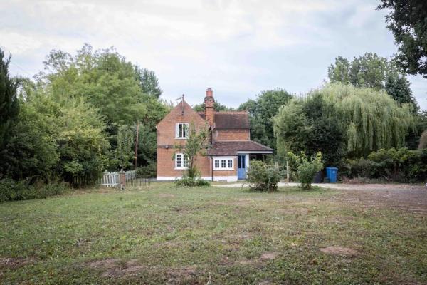 A la foto es mostra l'objecte The Cottage, Marlow situat a la ciutat de Bourne End.